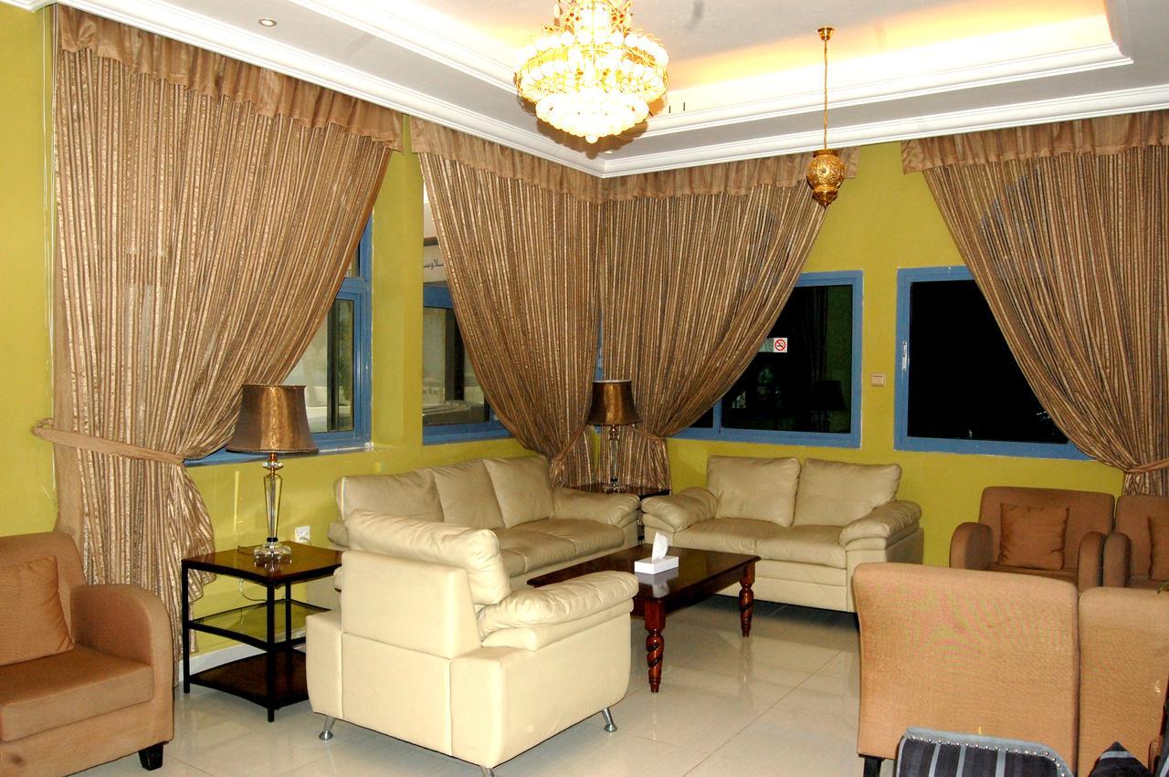 الشارقة Al Amwaj Hotel المظهر الخارجي الصورة