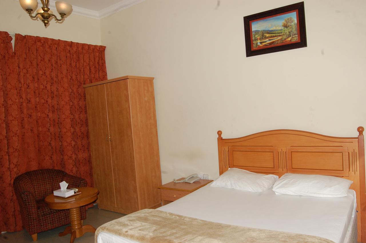 الشارقة Al Amwaj Hotel المظهر الخارجي الصورة