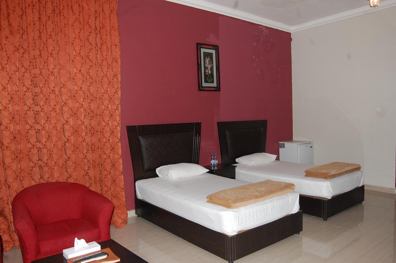 الشارقة Al Amwaj Hotel المظهر الخارجي الصورة