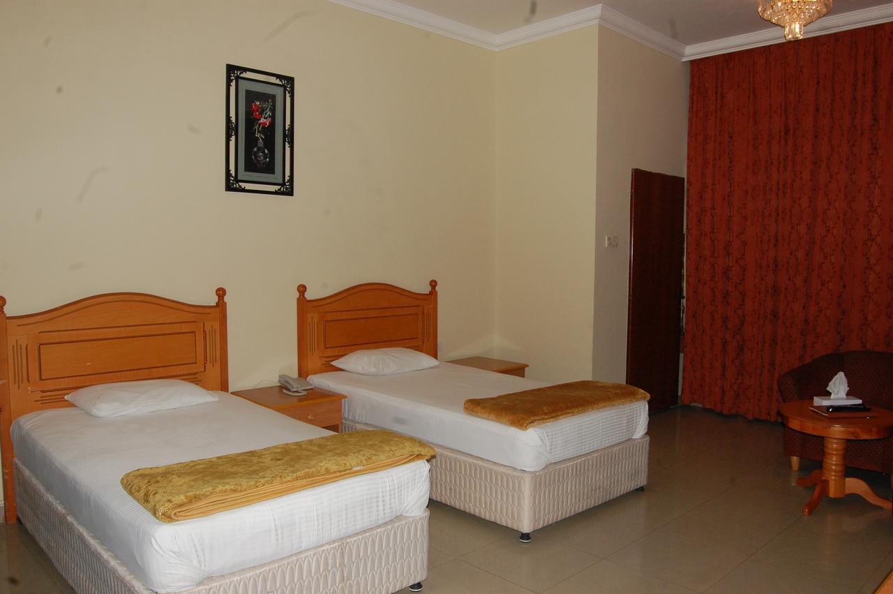الشارقة Al Amwaj Hotel المظهر الخارجي الصورة