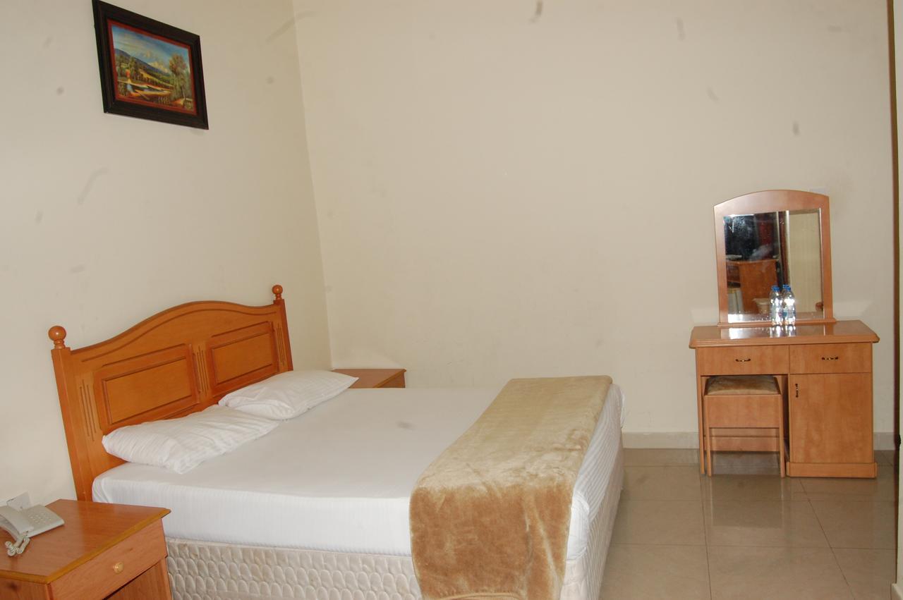 الشارقة Al Amwaj Hotel المظهر الخارجي الصورة